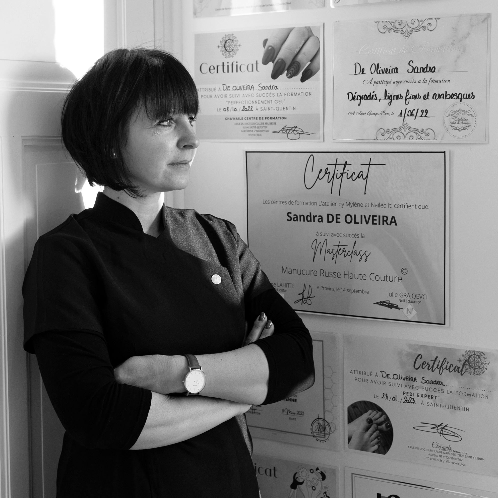 Reportage dans l'atelier de Sandra, prothésiste ongulaire. France, Beuvry la foret, 07-12-2023. Photographie de Caroline Dejonghe / Agence 1h23.